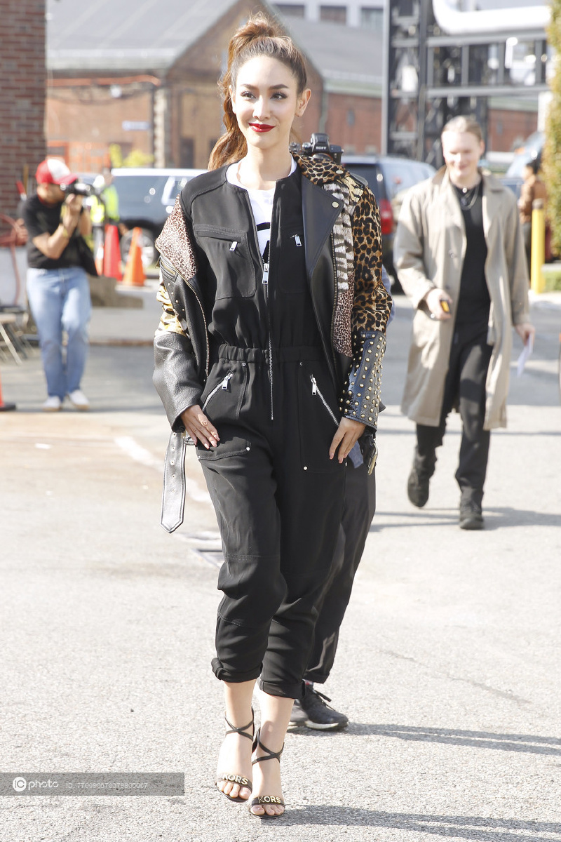 街拍泰国女星min豹纹拼铆钉外套加身连身裤凉鞋时髦混搭