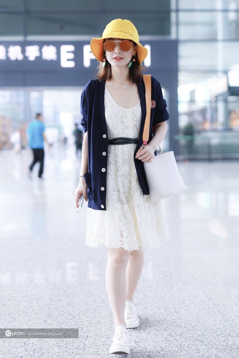 吴昕一身夏日装扮清新感满满现场调戏摄影师俏皮可爱