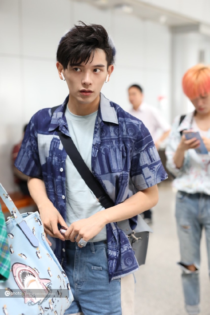 独家青春有你姚弛精心装扮帅气逼人不断整理造型非常注重形象