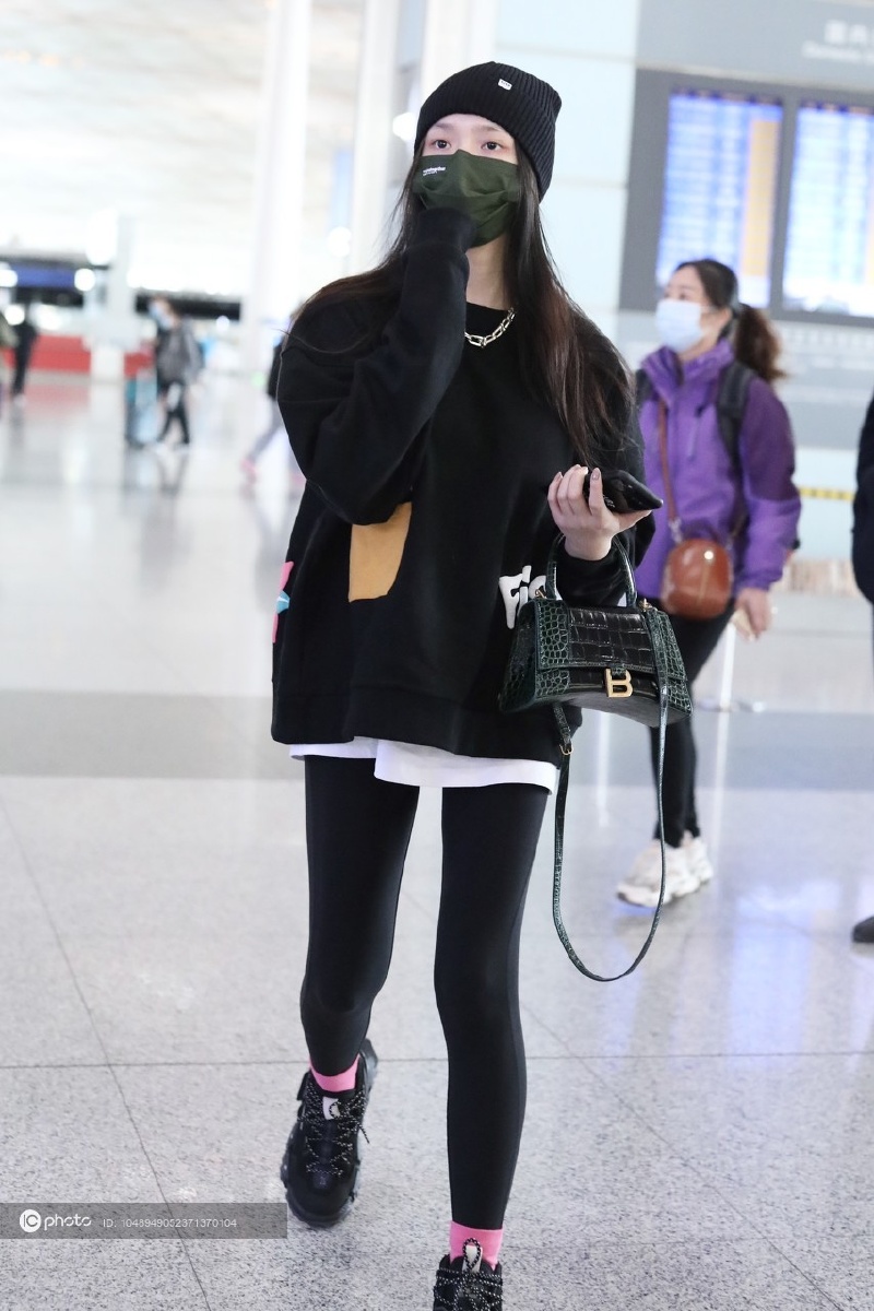 街拍林允黑色卫衣balenciaga手袋针织帽tiffany项链精致可人