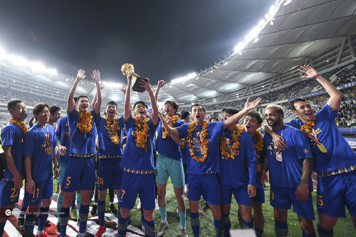 【直播】2020中超联赛颁奖仪式:江苏苏宁易购捧起中超联赛冠军奖杯