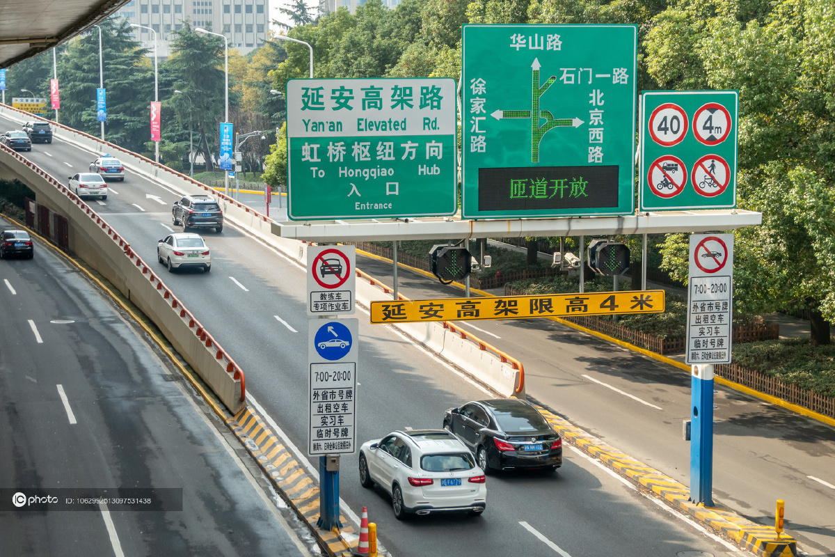 上海外牌限行新规首日中心城区400块限行牌变脸