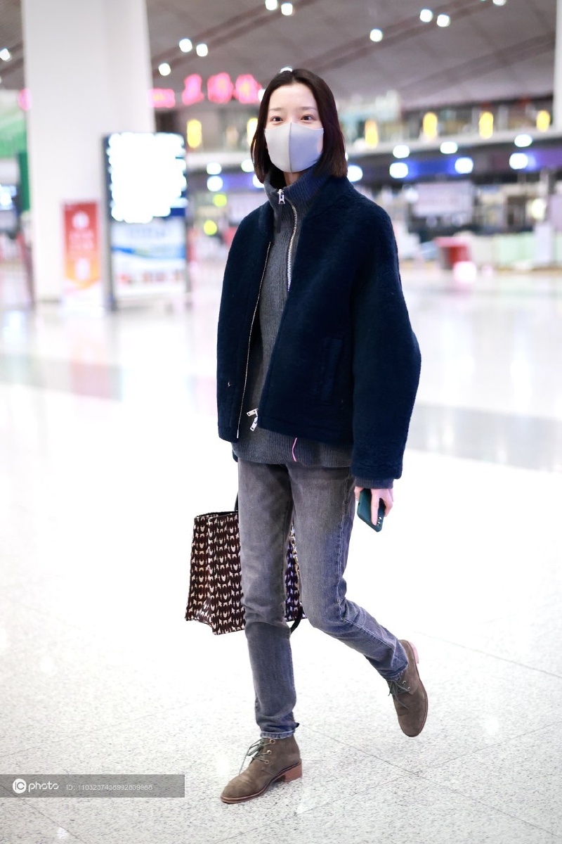 街拍杜鹃灰色拉链毛衣羊羔绒外套托特包牛仔裤优雅高级