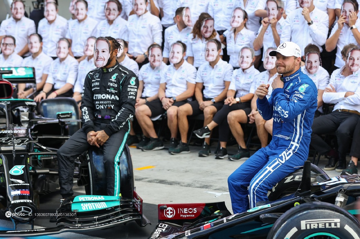 2021年f1阿布扎比大奖赛梅奔车队全员佩戴博塔斯面具合影送别车队功勋