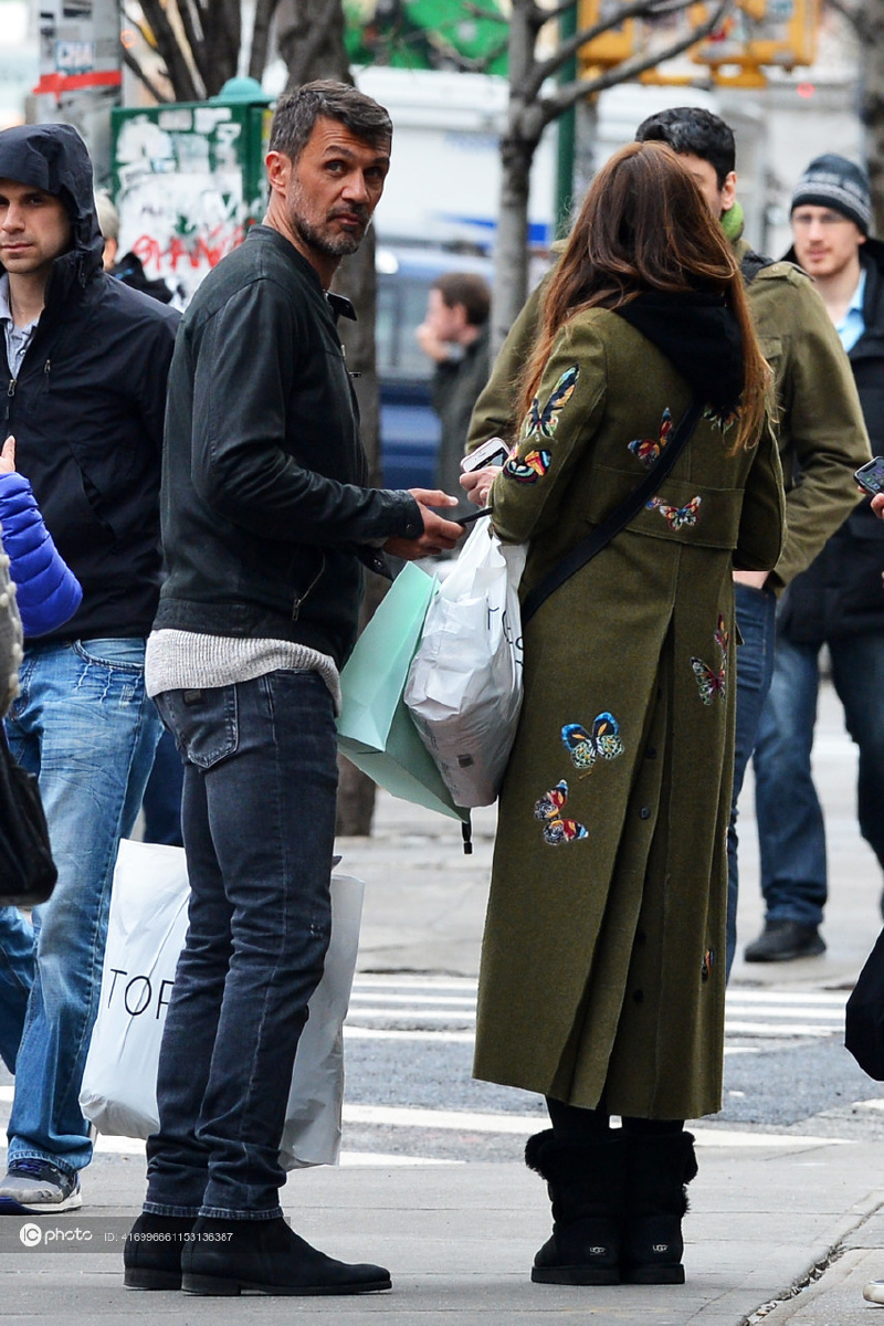 马尔蒂尼携妻子逛街购物娇妻发自拍大秀战斗成果