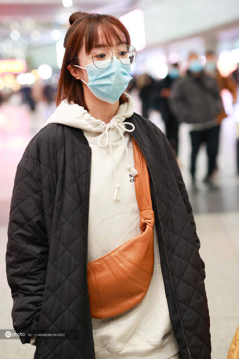 独家胡冰卿扎丸子头很减龄素颜戴眼镜学生感满满