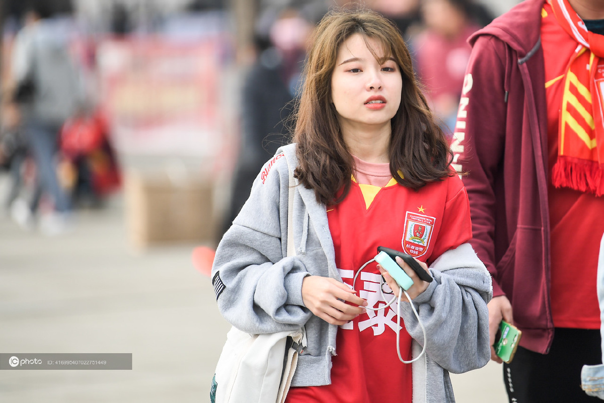 2018中超联赛第4轮长春亚泰vs广州富力场外美女球迷云集