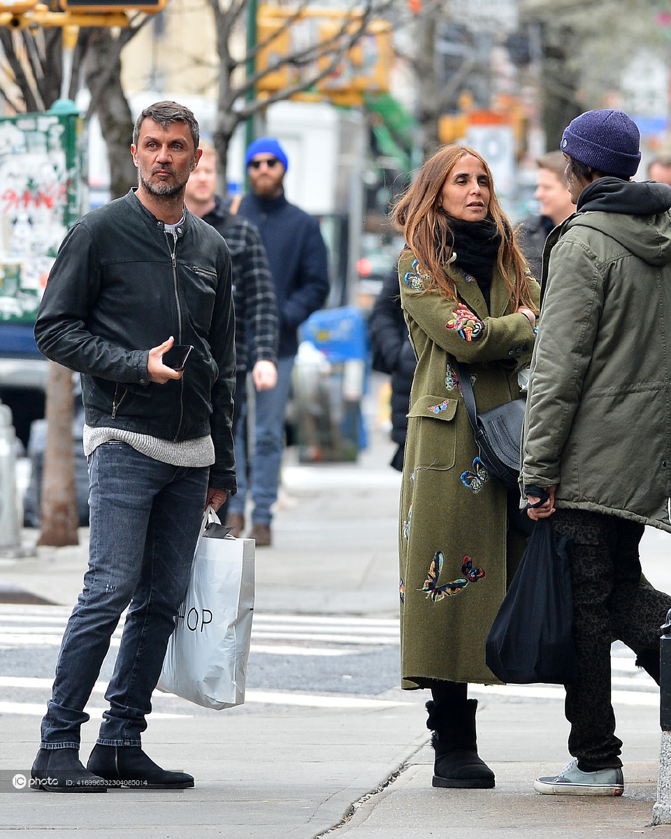 马尔蒂尼携妻子逛街购物娇妻发自拍大秀战斗成果