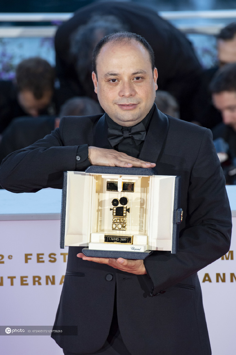 第72届戛纳电影节闭幕式后台金摄影机奖得主cesardiaz手拿奖牌端正如