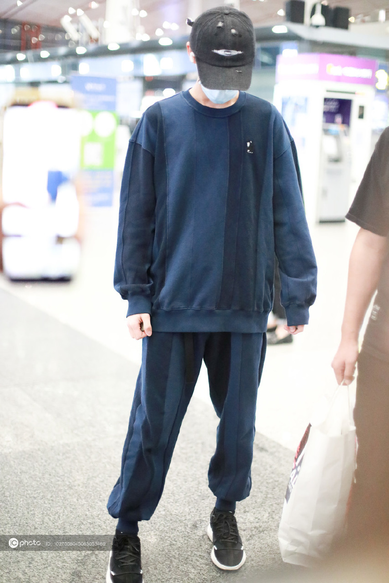 时代少年团成员丁程鑫运动装扮现身清瘦少年感十足