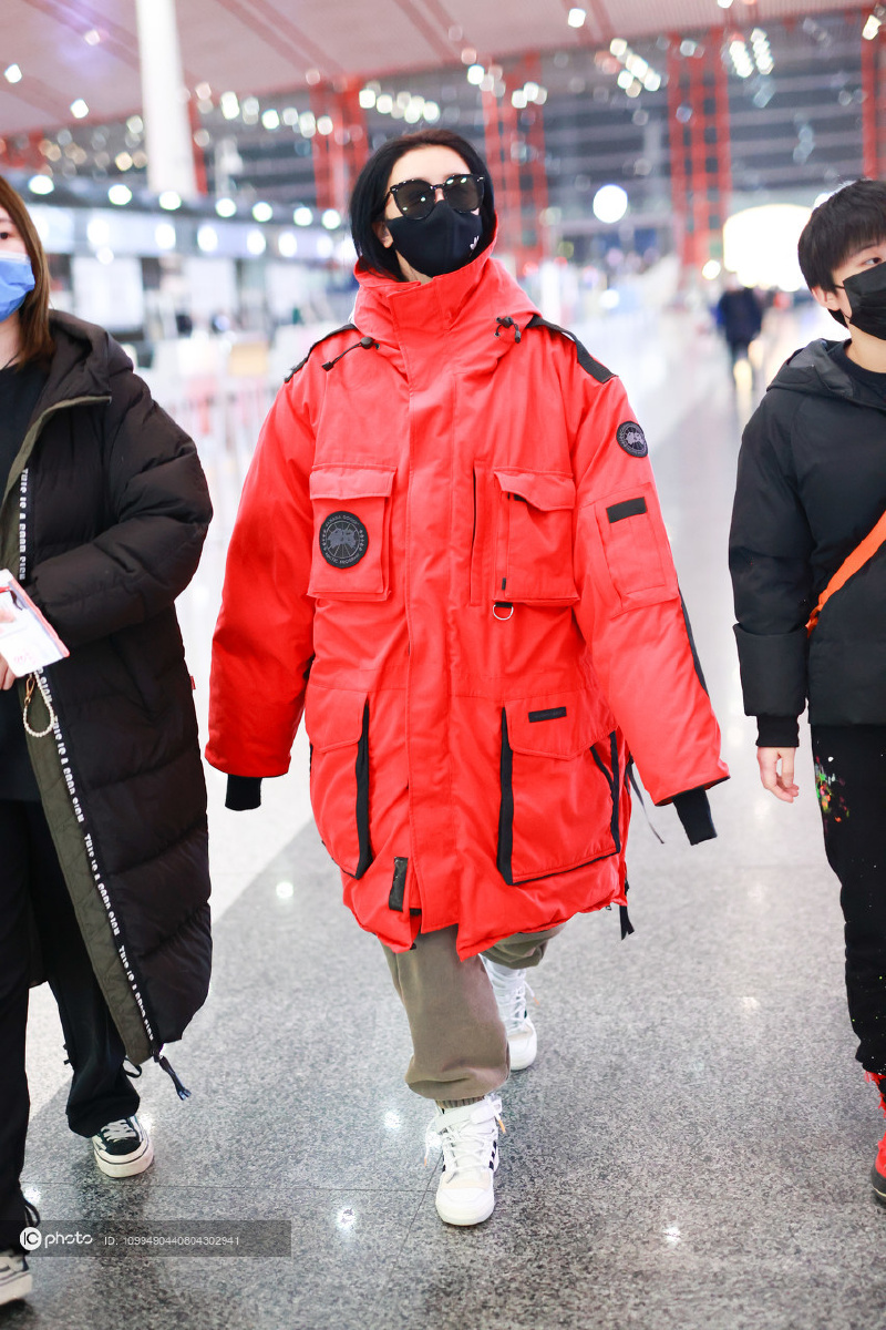 街拍赵小棠穿大鹅canadagoose大红色滑雪服身高变成一米五