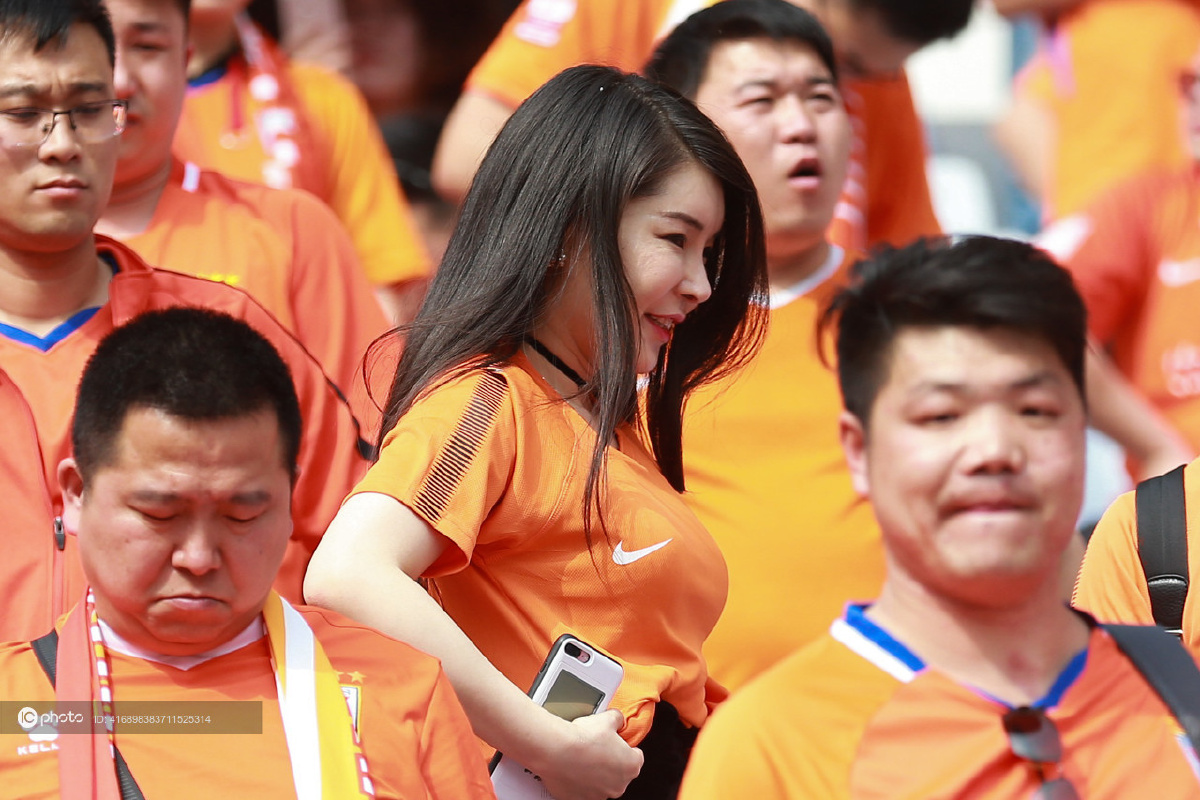 2018中超联赛第4轮山东鲁能泰山vs贵州恒丰场内鲁能女球迷换球衣