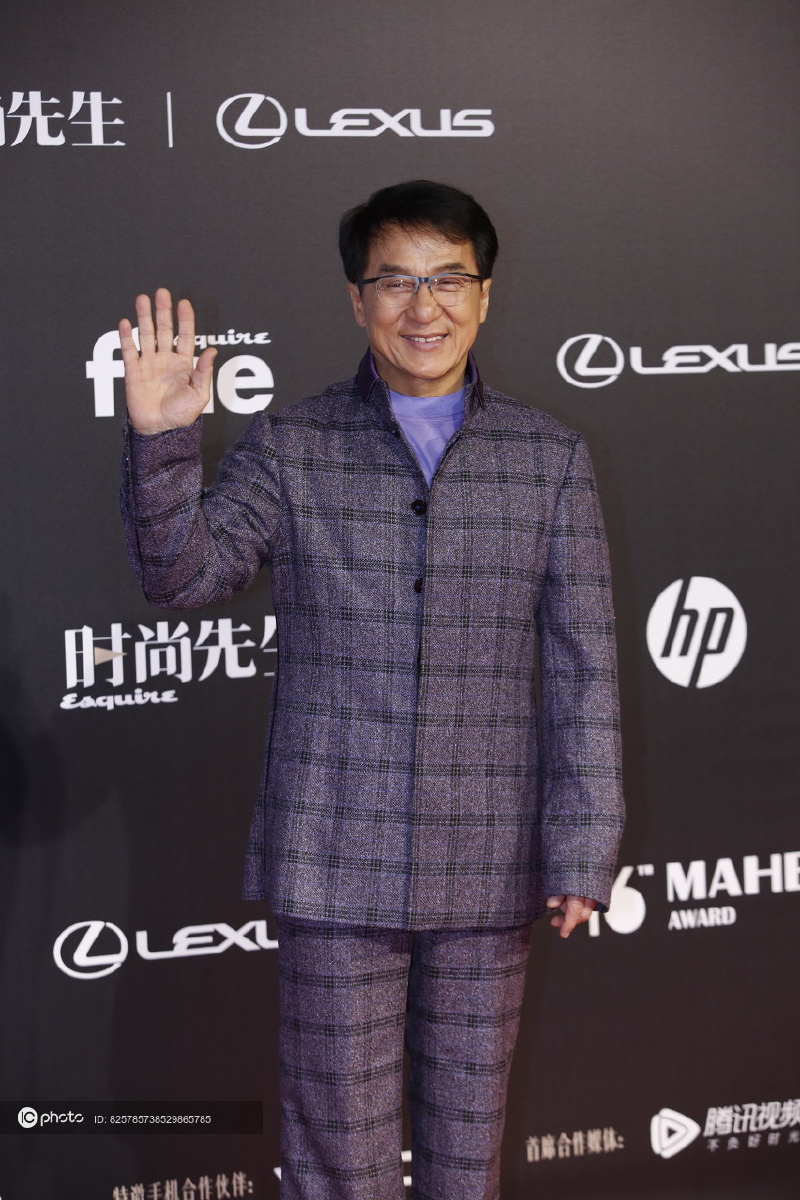 2019时尚先生年度盛典成龙大哥一身正气