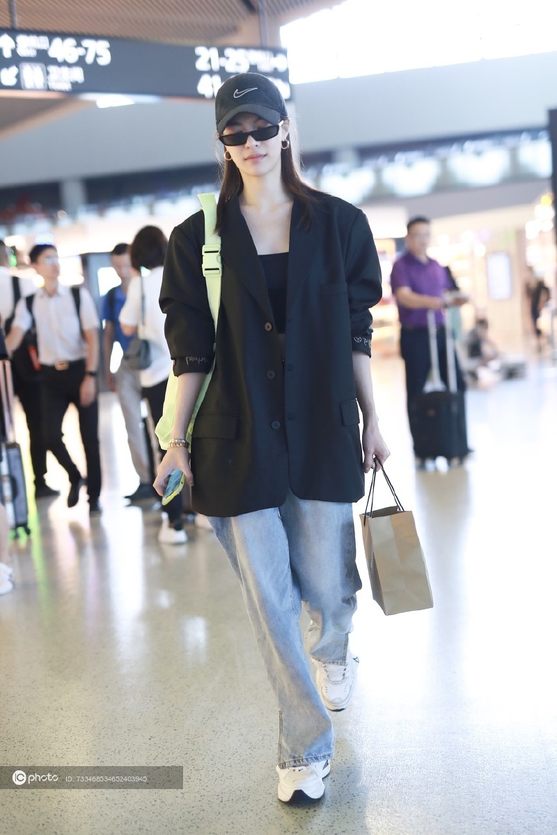 独家钟楚曦西装look现身机场超slay毫无架子放肆笑