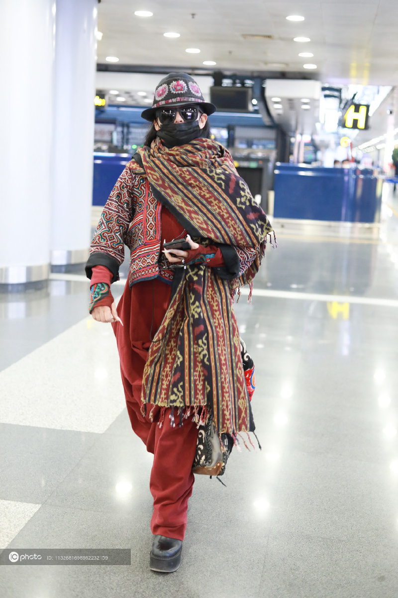 街拍杨丽萍红色连身裤民族风印花围巾个性十足