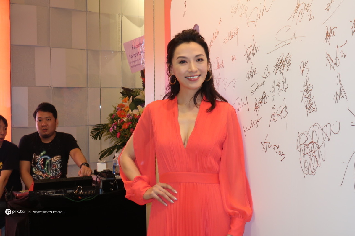 陈炜低胸兼大露背出席活动透露正洽谈内地电影