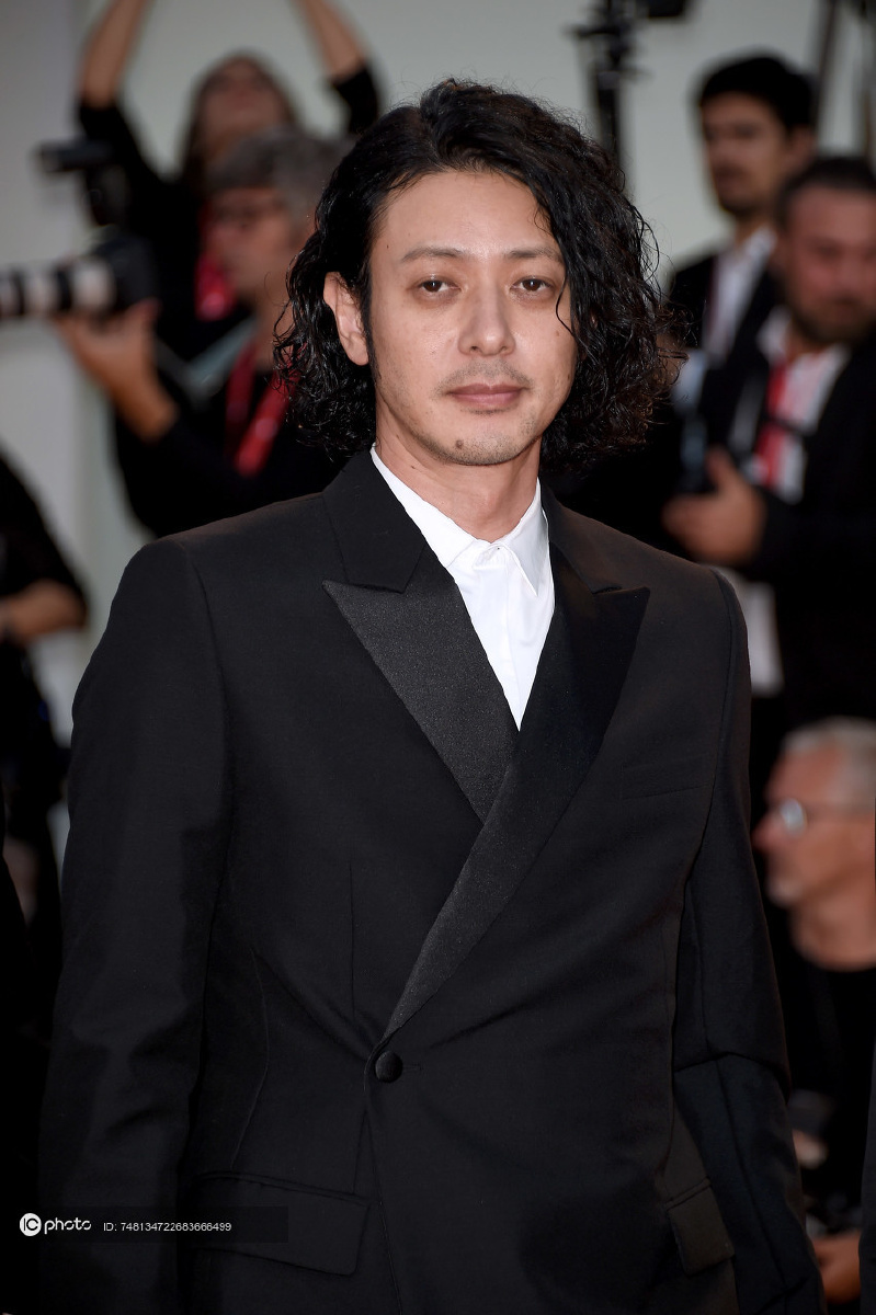 小田切让廓形西装配铆钉鞋时髦有型