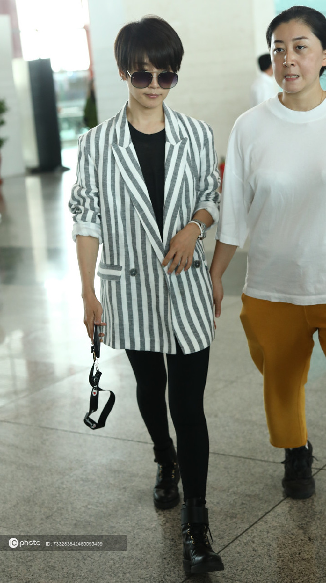 街拍谢楠竖条纹西装搭leggings系带短靴配墨镜酷劲十足