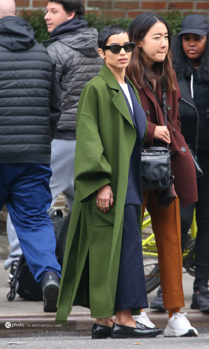 街拍佐伊克拉维兹圣诞绿大衣披着时髦抢镜