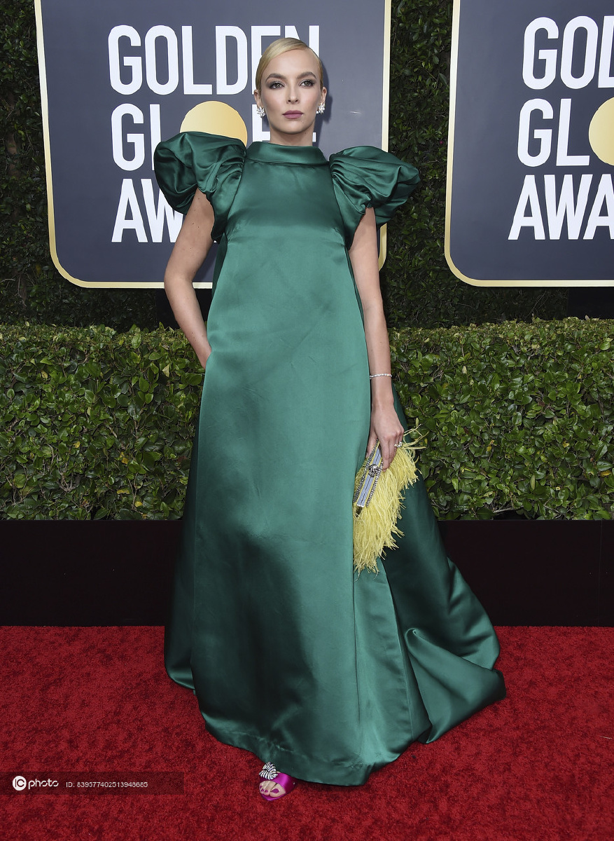 第77届金球奖 朱迪-科默mary katrantzou缎面礼服复古优雅