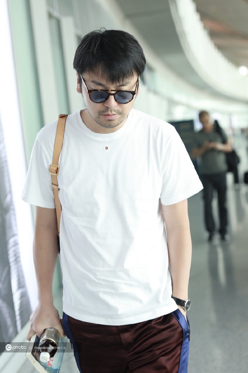 独家雷佳音低调现身满脸胡须赶飞机行色匆匆