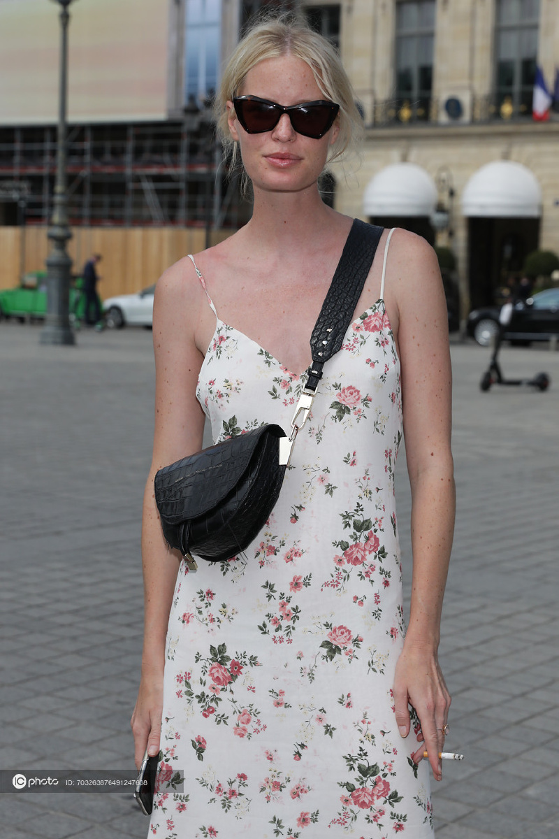 时尚博主carolinewinberg白色印花吊带连衣裙黑色斜挎包棕色拖鞋时髦