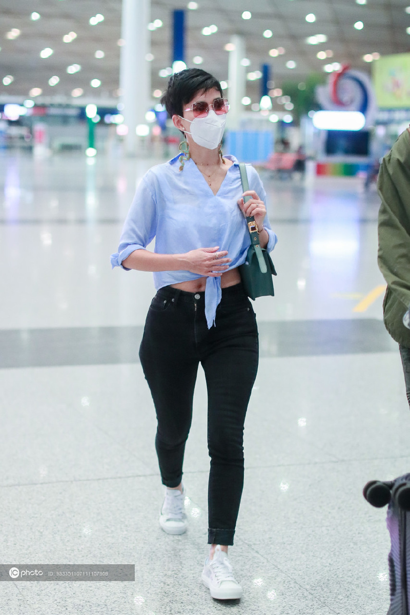 街拍卢靖姗蓝色系带露脐衬衫紧身牛仔裤白色运动鞋夸张耳环dior单肩包