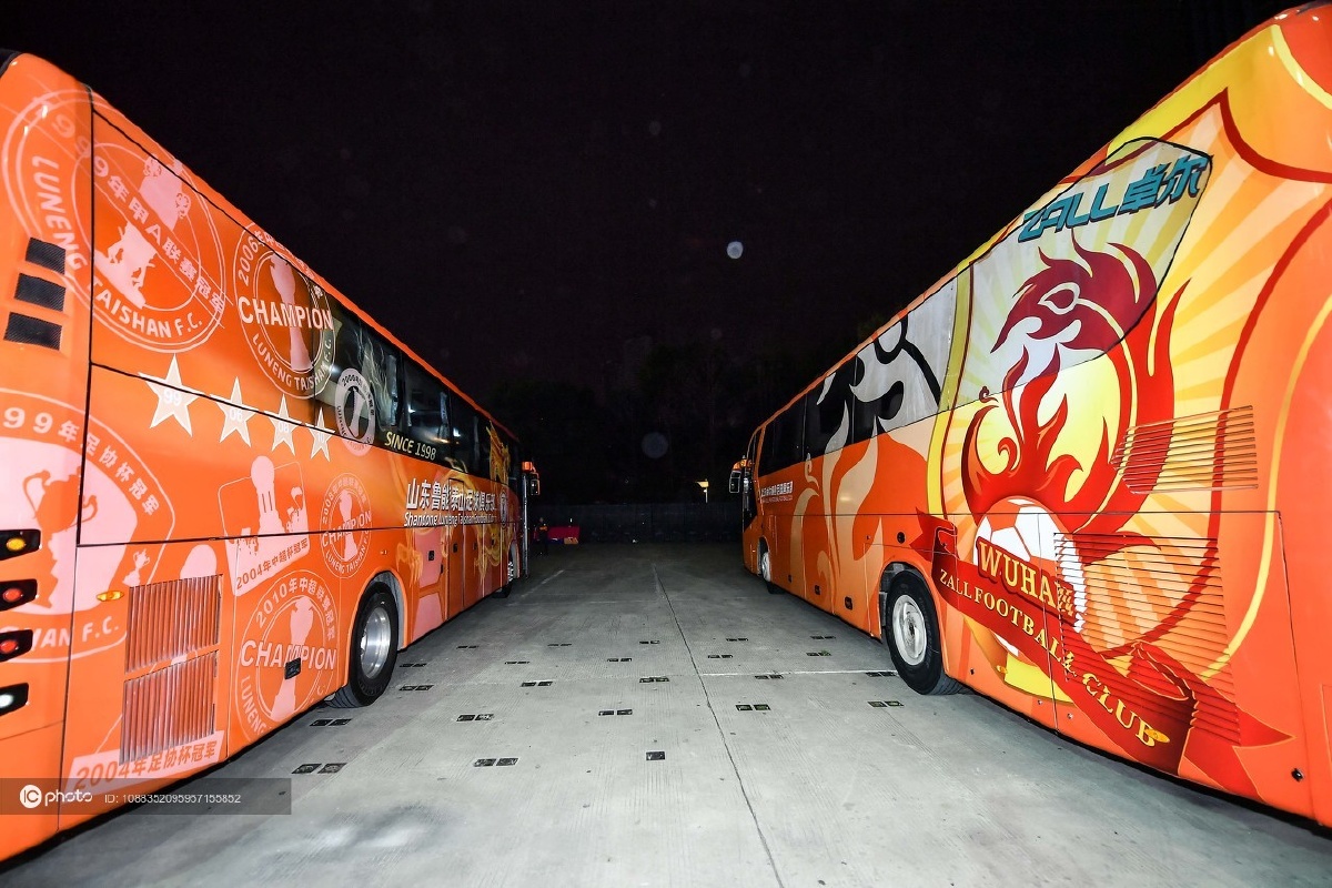武汉卓尔vs山东鲁能泰山 两队大巴车布满足协杯装饰 - ic_photo