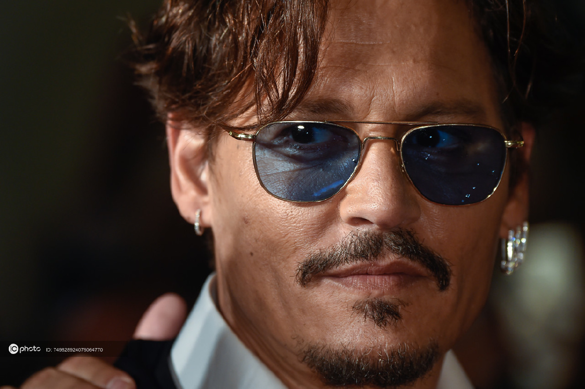 第76届威尼斯电影节《等待野蛮人》首映礼 约翰尼-德普性感微笑"危险