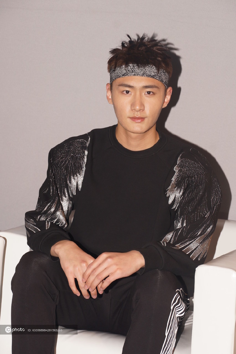 董力师弟张语宸出席上海时装周接受秀后采访大谈走秀感受