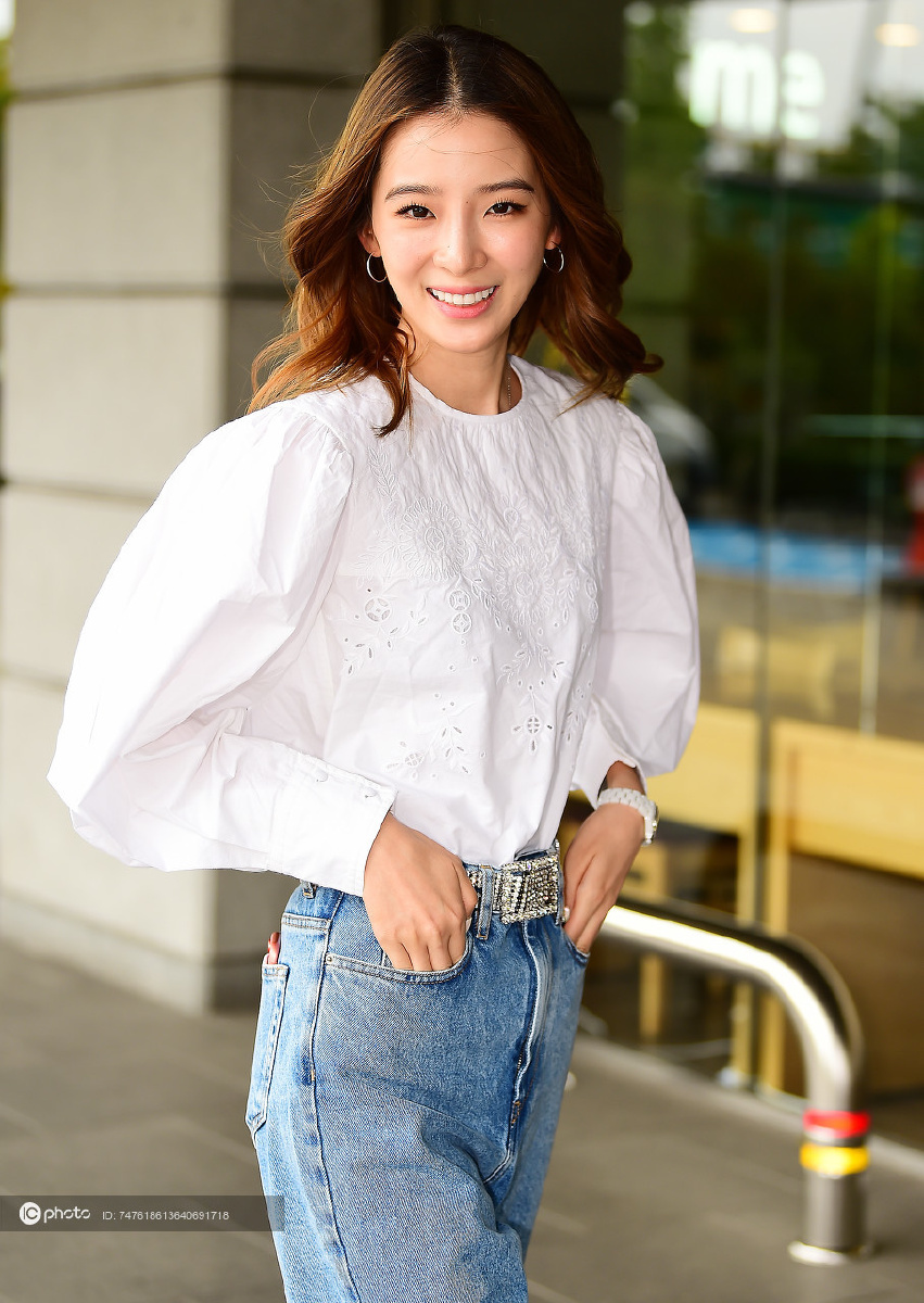 街拍韩国超模irenekim灯笼袖衬衫牛仔裤小白鞋利落有型