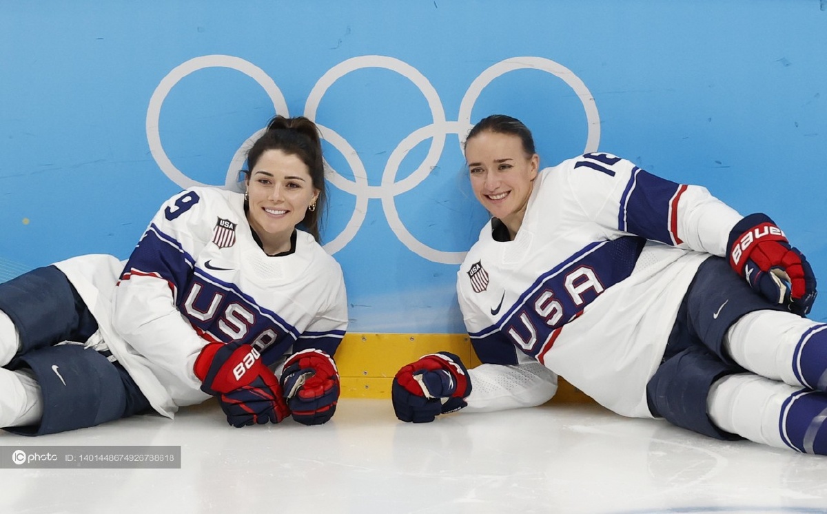 美国女子冰球队备战氛围轻松众将训练场上纷纷自拍合影留念
