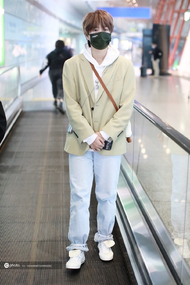 街拍林凡卡其色西装白色卫衣牛仔裤休闲帅气