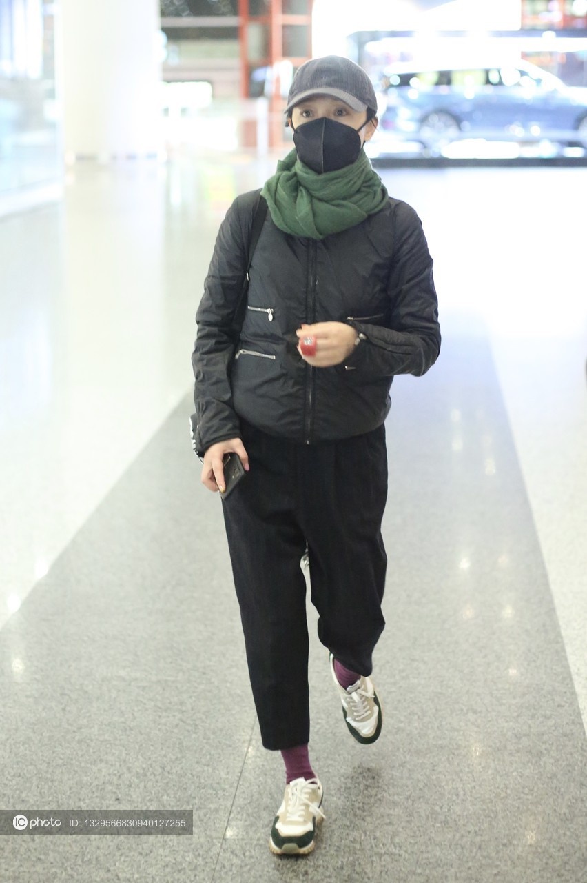 街拍周迅黑色短款棉服锥形裤棒球帽低调休闲