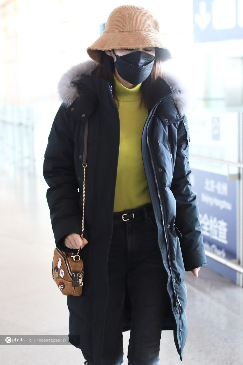 李沁一袭黑色羽绒服搭配太阳帽现身低调干练 长靴配长腿气质满分