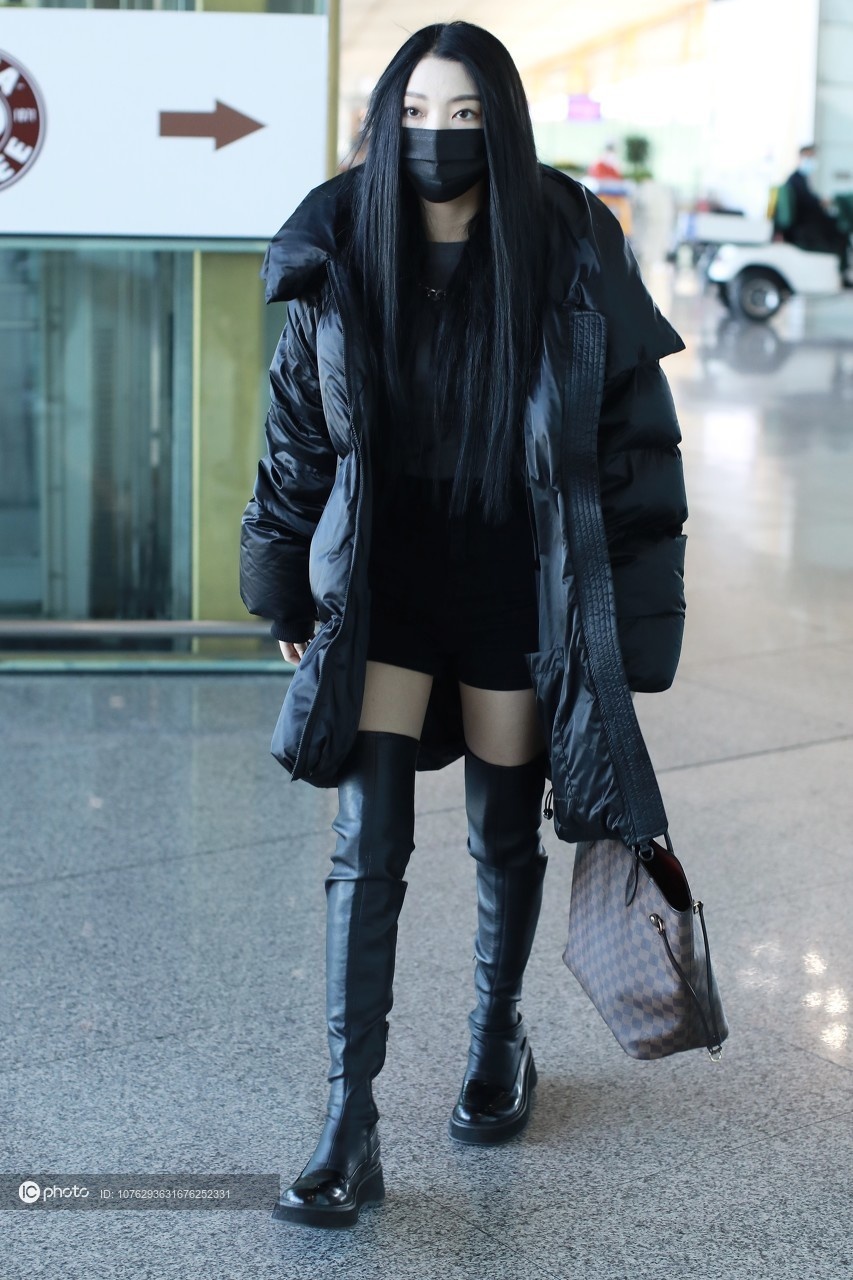 李紫婷获赠花束人气旺 穿短裤长靴露出"绝对领域"