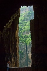 12.挂壁公路上的采光洞