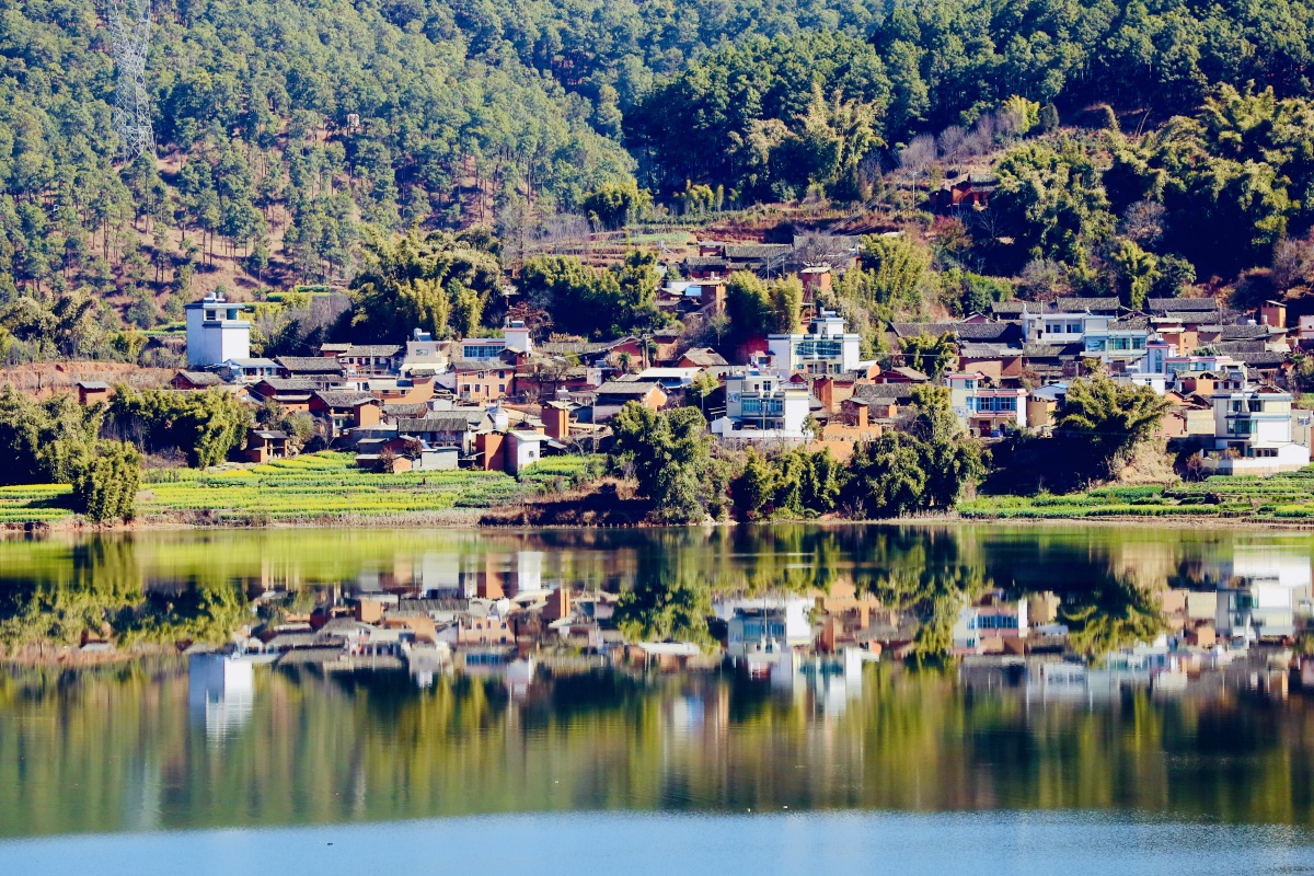 依山傍水的小乡村