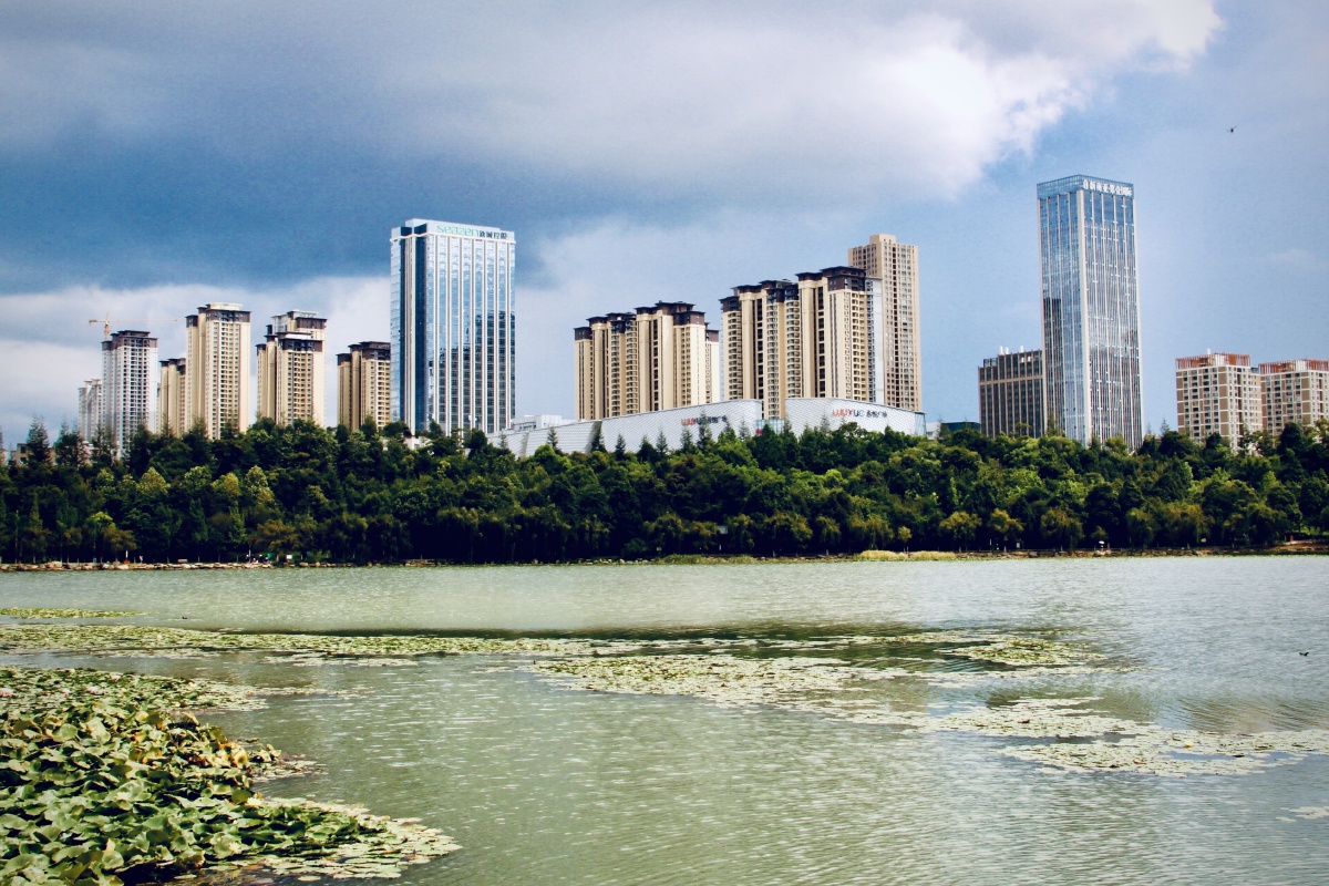 洛龙湖畔昆明呈贡新区洛龙湖畔环境优美绿树成阴风光秀丽景色宜人