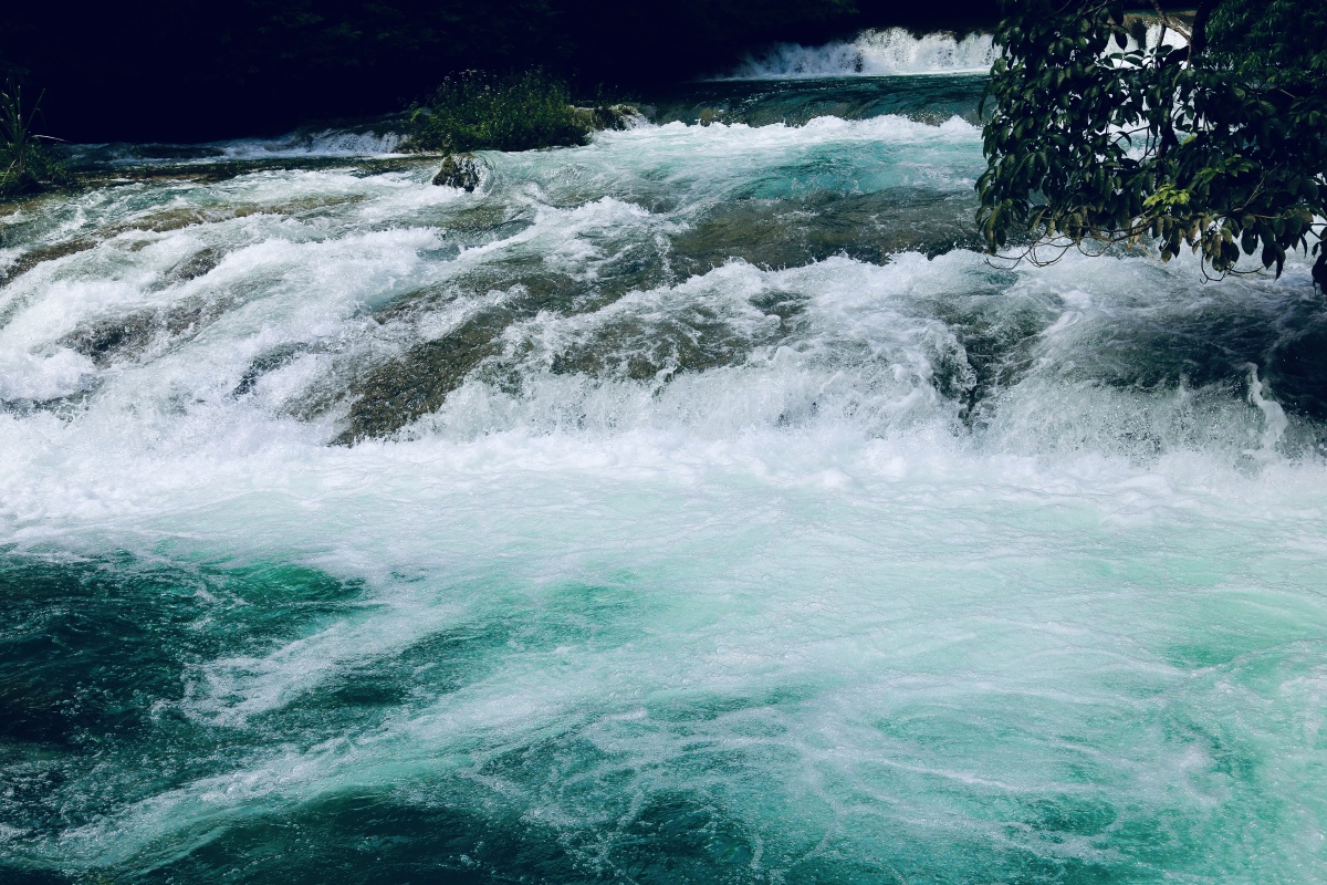潺潺流淌荔波的水潺潺流淌四季不断流淌的溪水如诗如画令人陶醉