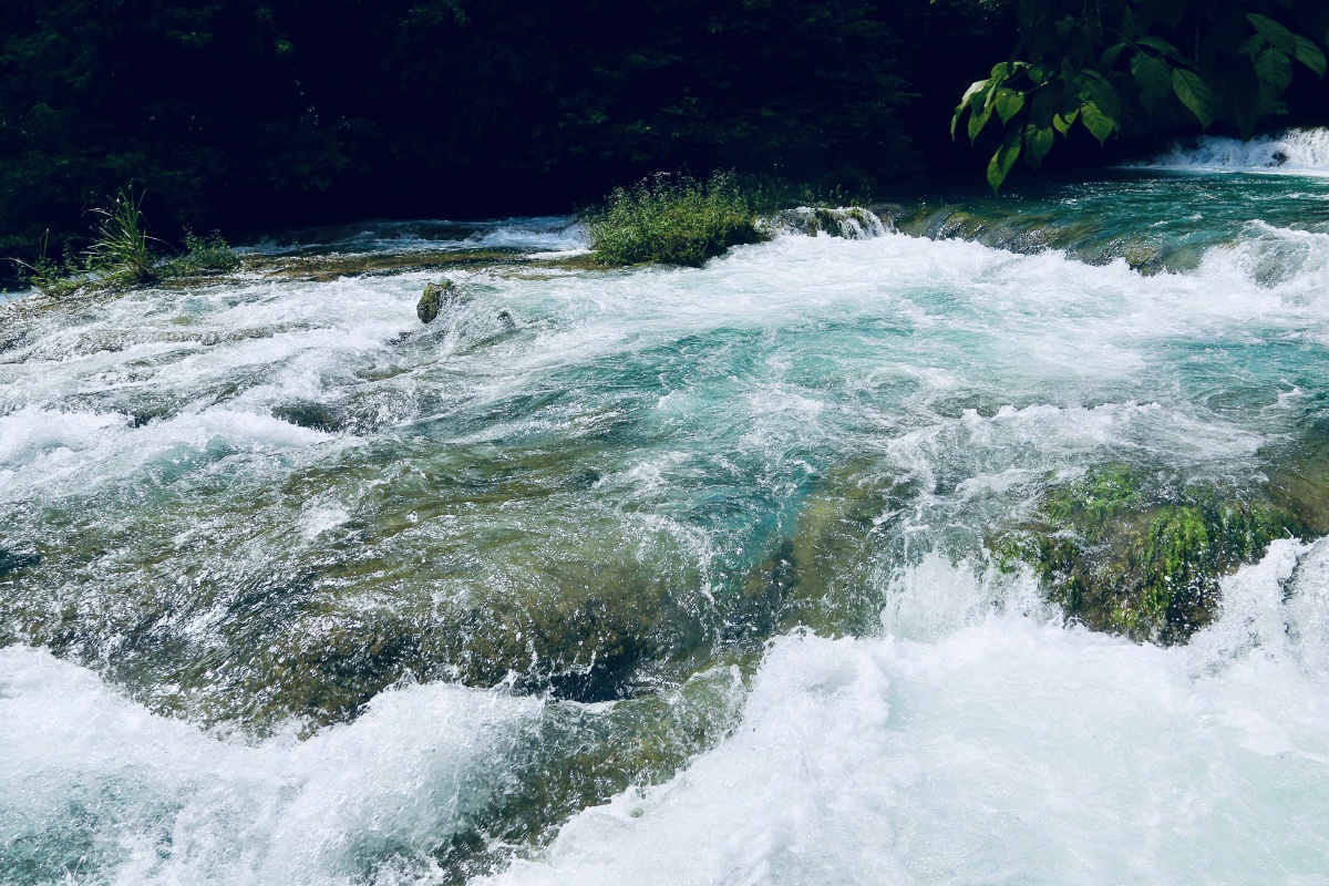 潺潺流淌荔波的水潺潺流淌四季不断流淌的溪水如诗如画令人陶醉