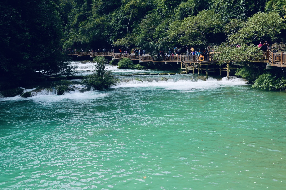 荔波的水荔波的水翡翠蓝绿色让人心醉融山水湖泊瀑布为一体秀美幽静像