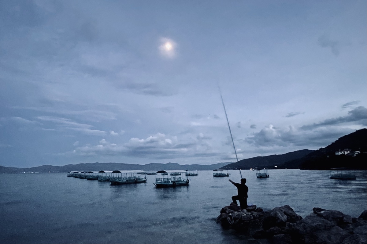 抚仙湖里的夜钓者湖泊傍晚月亮钓鱼人