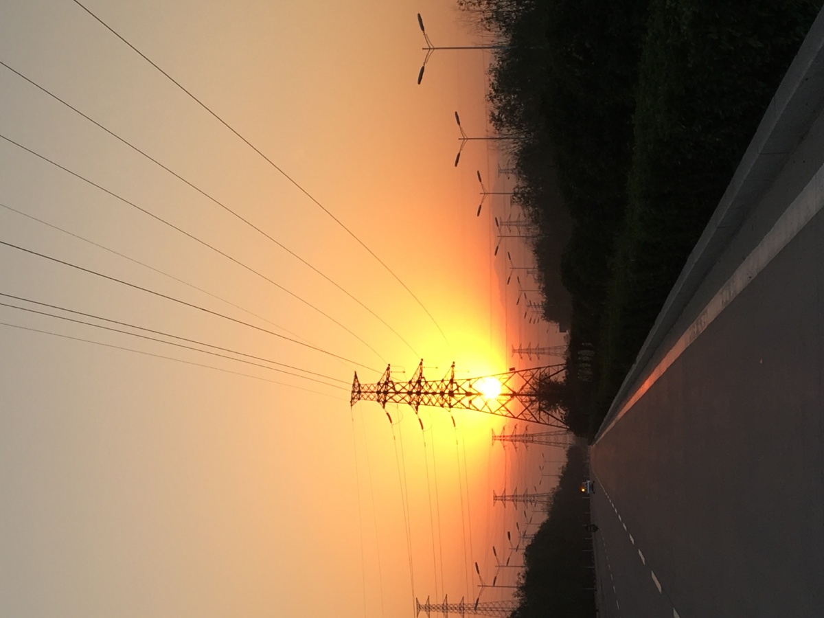 头顶的蓝天电塔映晨阳