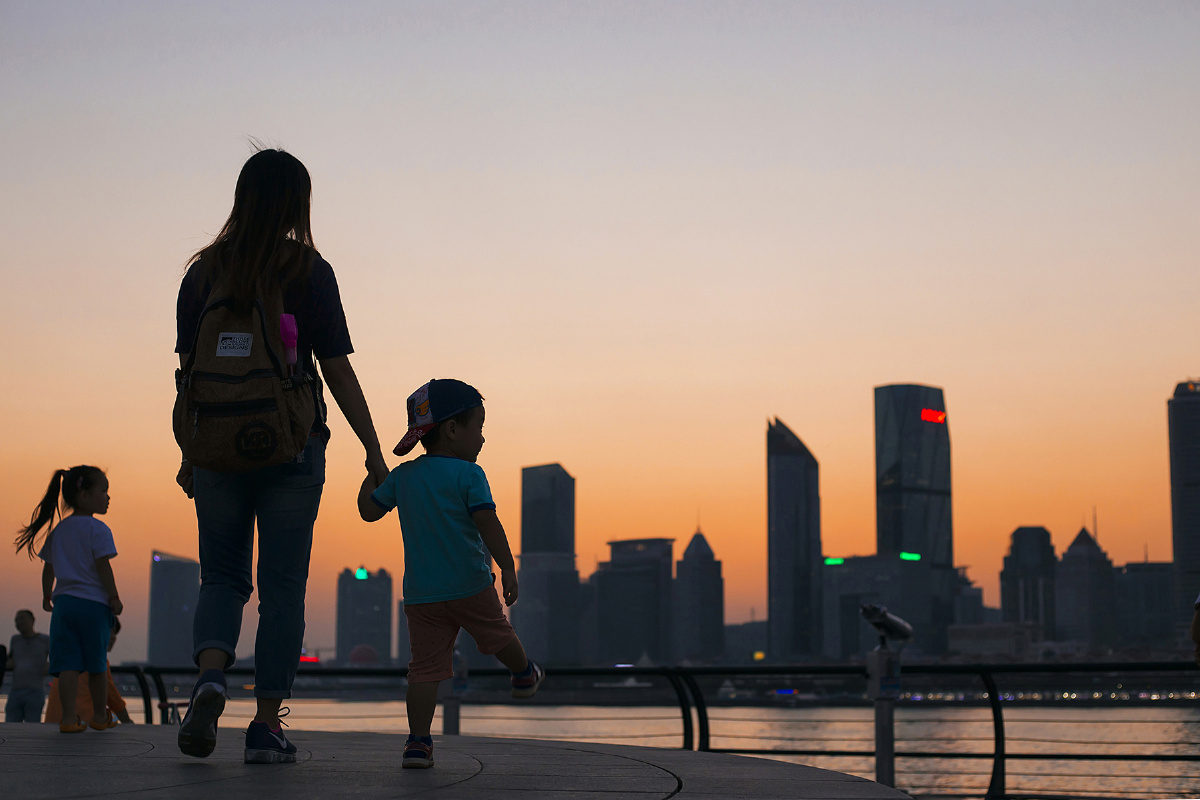 夕阳下的母子 (4)