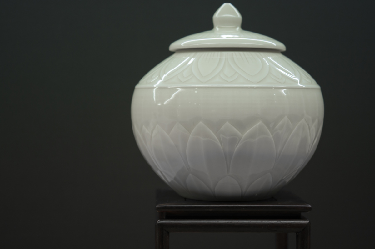 定州窑白瓷莲花纹罐