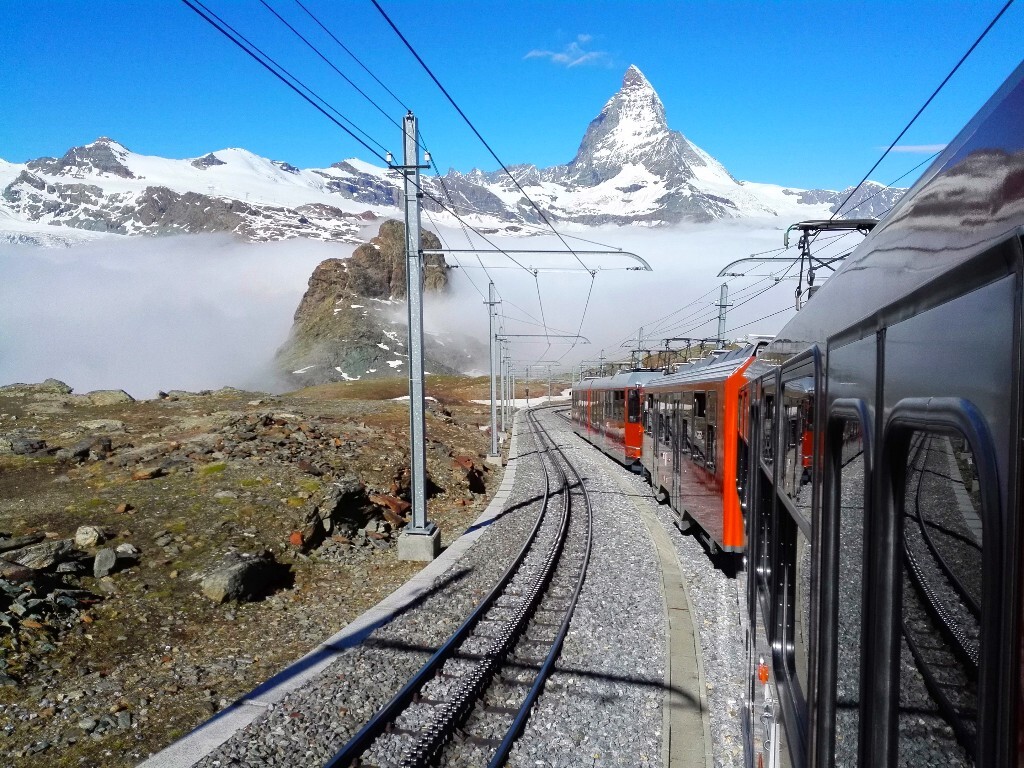 瑞士马特洪峰（Matterhorn），位于瑞士和意大利边界，海拔4478米，终年积雪，是阿尔卑斯山最美丽的山峰。在乘高山小火车下山时，远眺马特洪峰，拍下此景。2016年7月3日	瑞士马特洪峰	手机	华为荣耀 薛德衡	6系	1976级