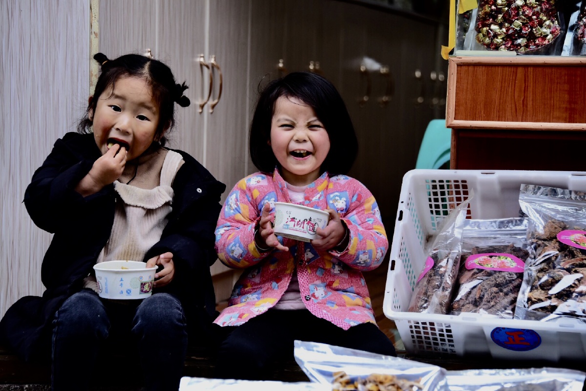 路边摊的小女孩,吃着麻辣烫,满满的幸福感.摄于磨西古镇.