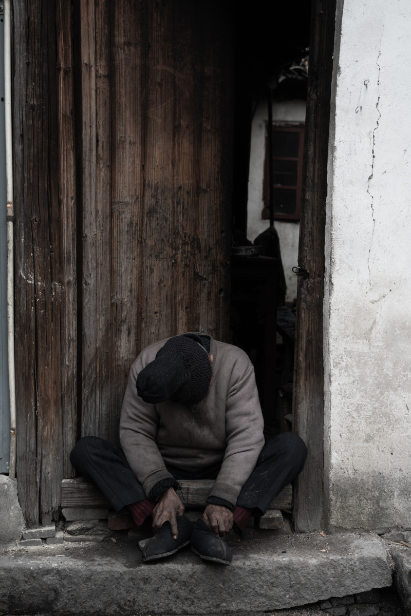 同里古镇上拍到的一位在打盹的老人