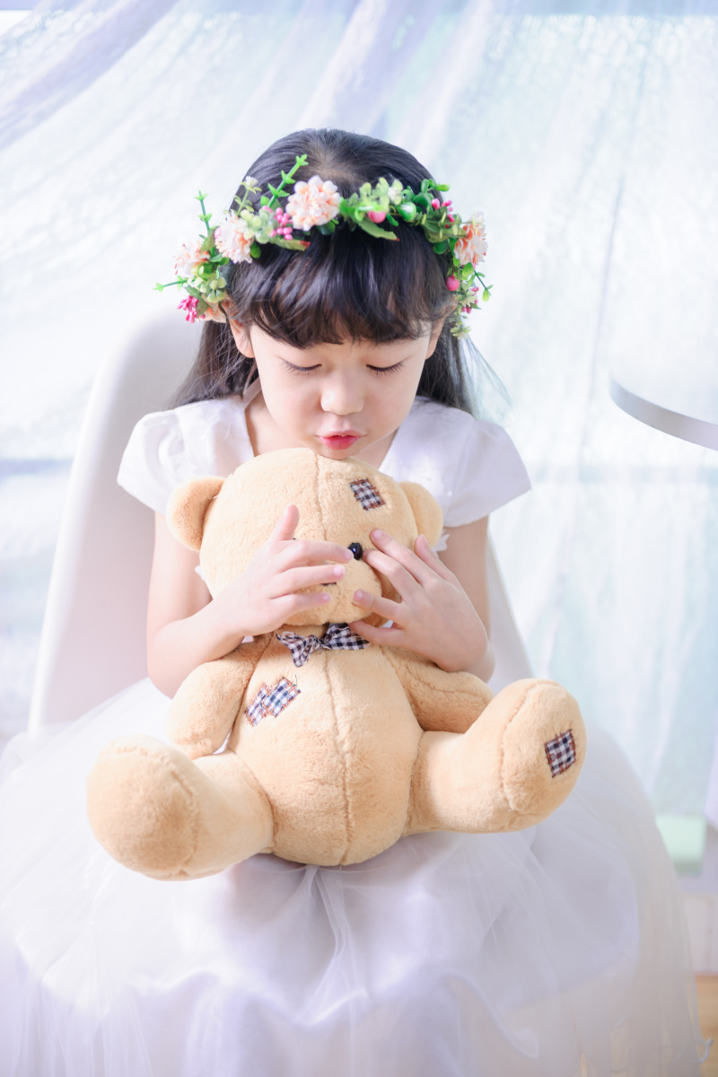 穿白裙的五岁女孩